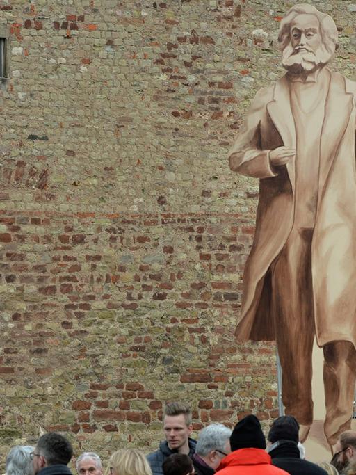 Die Volksrepublik China will der Stadt Trier als Geburtsort von Marx einen "Riesen-Marx" aus Bronze zum 200. Geburtstag in 2018 schenken: Zurzeit ist ein hölzerner Schattenriss in der Originalgröße von 6,30 Meter zu sehen.