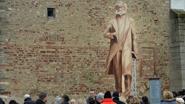 Die Volksrepublik China will der Stadt Trier als Geburtsort von Marx einen "Riesen-Marx" aus Bronze zum 200. Geburtstag in 2018 schenken: Zurzeit ist ein hölzerner Schattenriss in der Originalgröße von 6,30 Meter zu sehen.