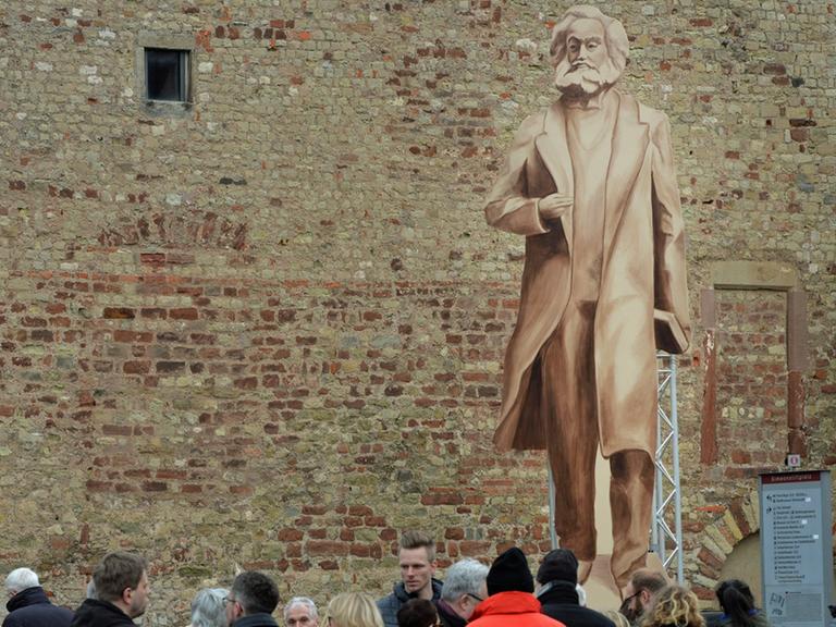 Die Volksrepublik China will der Stadt Trier als Geburtsort von Marx einen "Riesen-Marx" aus Bronze zum 200. Geburtstag in 2018 schenken: Zurzeit ist ein hölzerner Schattenriss in der Originalgröße von 6,30 Meter zu sehen.
