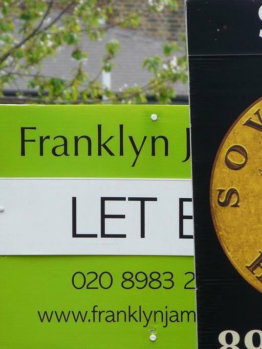 Angebotsschilder von Wohnungsmaklern in London.