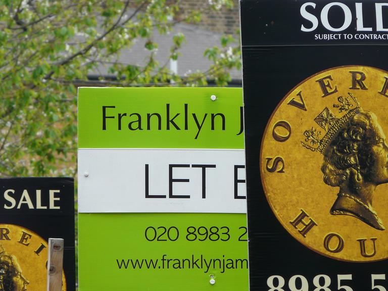 Angebotsschilder von Wohnungsmaklern in London.