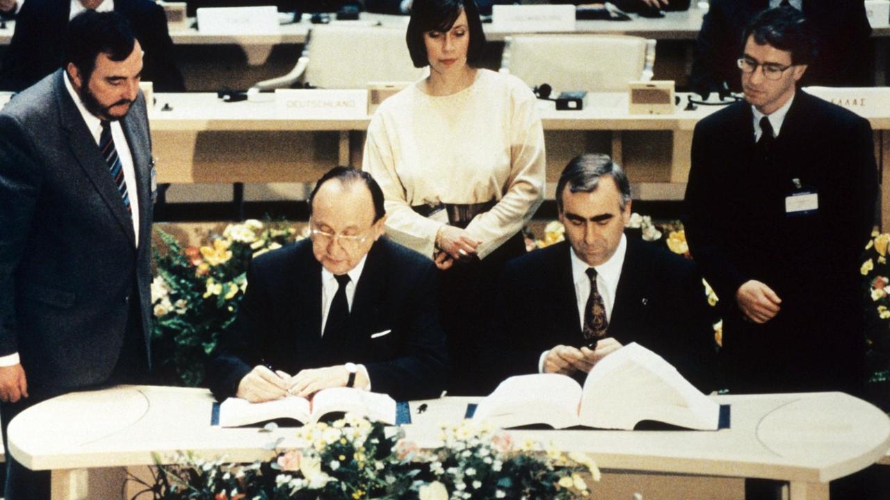 Hans-Dietrich Genscher (links) und Theo Waigel (rechts) unterzeichnen am 7. Februar 1992 den Vertrag zur Wirtschafts- und Währungsunion der Europäischen Gemeinschaft in Maastricht (Niederlande). Hans-Dietrich Genscher (links) und Theo Waigel (rechts) unterzeichnen am 7. Februar 1992 den Vertrag zur Wirtschafts- und Währungsunion der Europäischen Gemeinschaft in Maastricht (Niederlande).