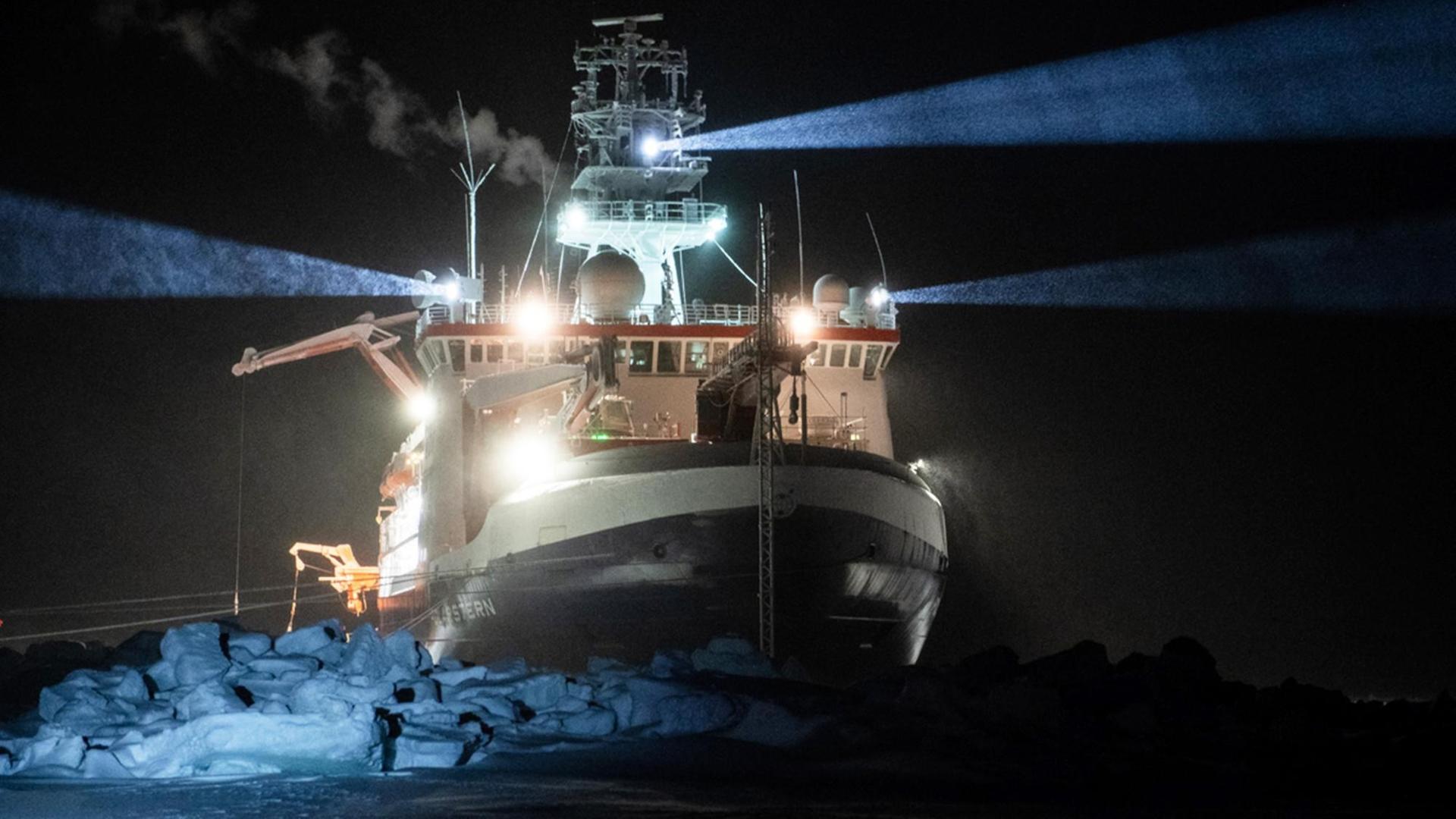 Zu sehen ist das Forschungsschiff "Polarstern" im Eis. Zu sehen ist das Forschungsschiff "Polarstern" im Eis.