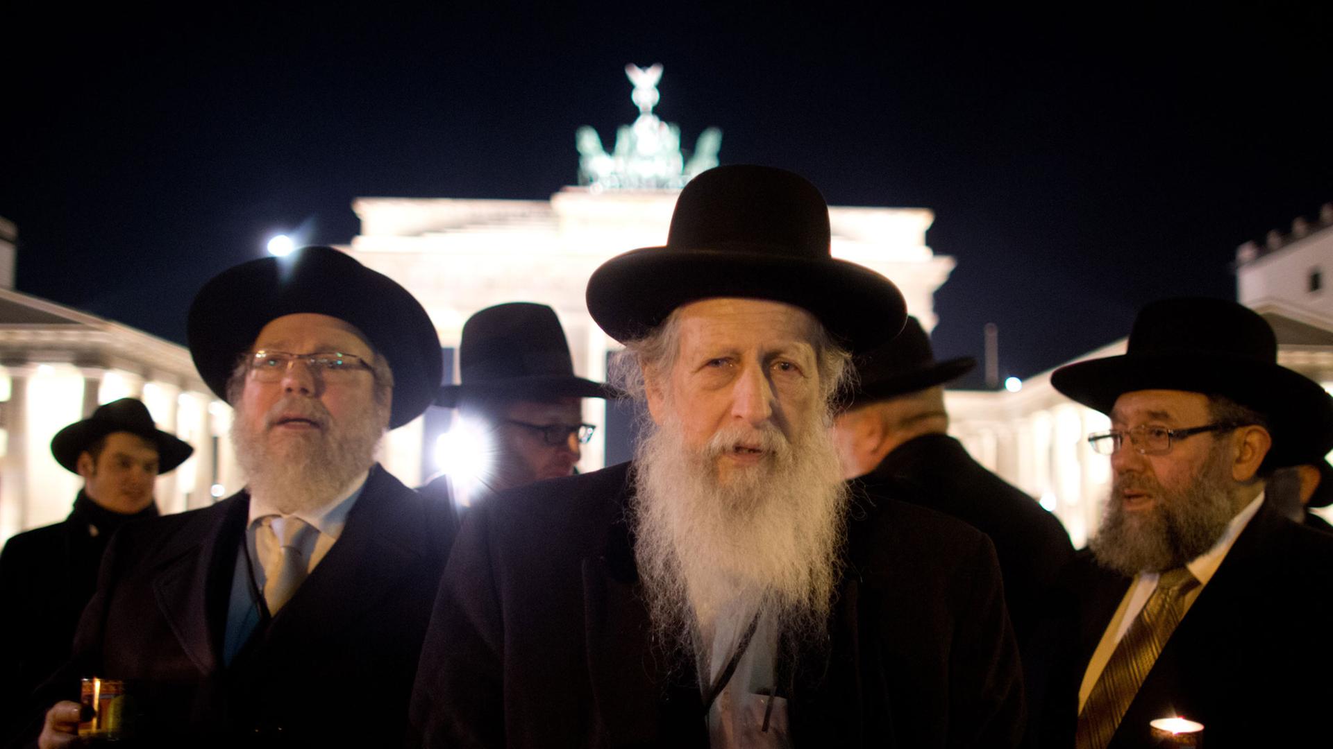 Rabbiner gedenken am 12.11.2013 mit einem Marsch vom Brandenburger Tor zum Holocaust Mahnmal in Berlin dem 75. Jahrestag der Pogromnacht. Die Veranstaltung fand im Rahmen der Europäischen Rabbinerkonferenz statt, bei der 200 Rabbiner aus ganz Europa anlässlich des 75. Jahrestages der Novemberpogrome über Minderheitenrechte in Europa diskutieren.