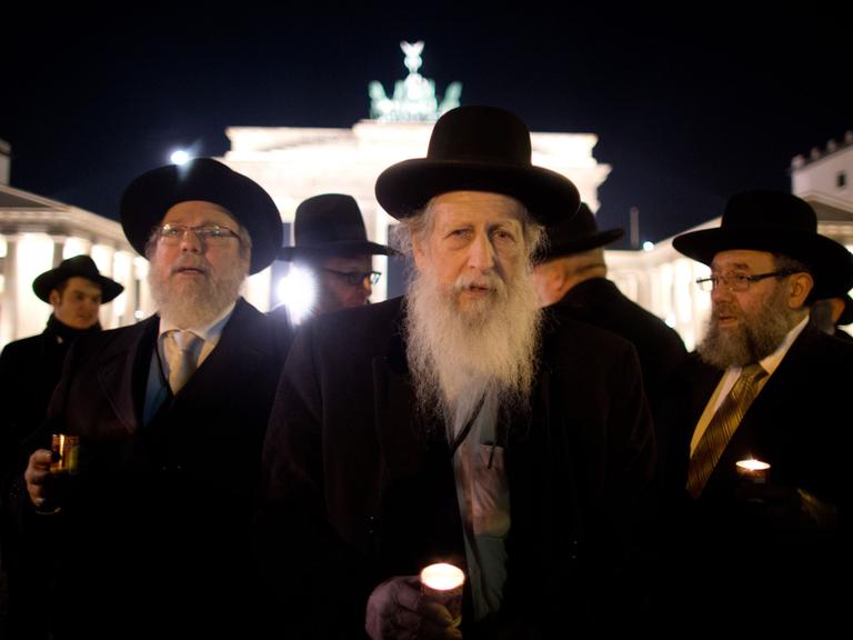 Rabbiner gedenken am 12.11.2013 mit einem Marsch vom Brandenburger Tor zum Holocaust Mahnmal in Berlin dem 75. Jahrestag der Pogromnacht. Die Veranstaltung fand im Rahmen der Europäischen Rabbinerkonferenz statt, bei der 200 Rabbiner aus ganz Europa anlässlich des 75. Jahrestages der Novemberpogrome über Minderheitenrechte in Europa diskutieren.
