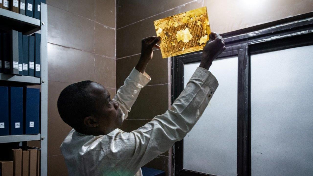 Mohammed Touré, einer der leitenden Restauratoren, inspiziert eine alte Handschrift aus Timbuktu. Mohammed Touré, einer der leitenden Restauratoren, inspiziert eine alte Handschrift aus Timbuktu.