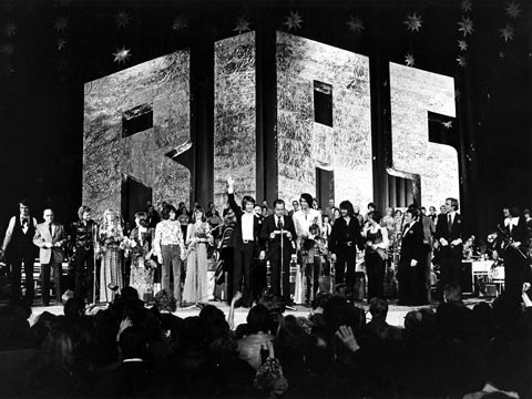 RIAS-Parade '74 in der Deutschlandhalle: Jürgen Graf am Mikrofon (Mitte) und jede Menge Stars, darunter Udo Jürgens, Ivan Rebroff, Katja Ebstein, Peter Wyngarde, Joy Fleming, Gitte, Ireen Sheer, Bernd Clüver RIAS-Parade '74 in der Deutschlandhalle: Jürgen Graf am Mikrofon (Mitte) und jede Menge Stars, darunter Udo Jürgens, Ivan Rebroff, Katja Ebstein, Peter Wyngarde, Joy Fleming, Gitte, Ireen Sheer, Bernd Clüver