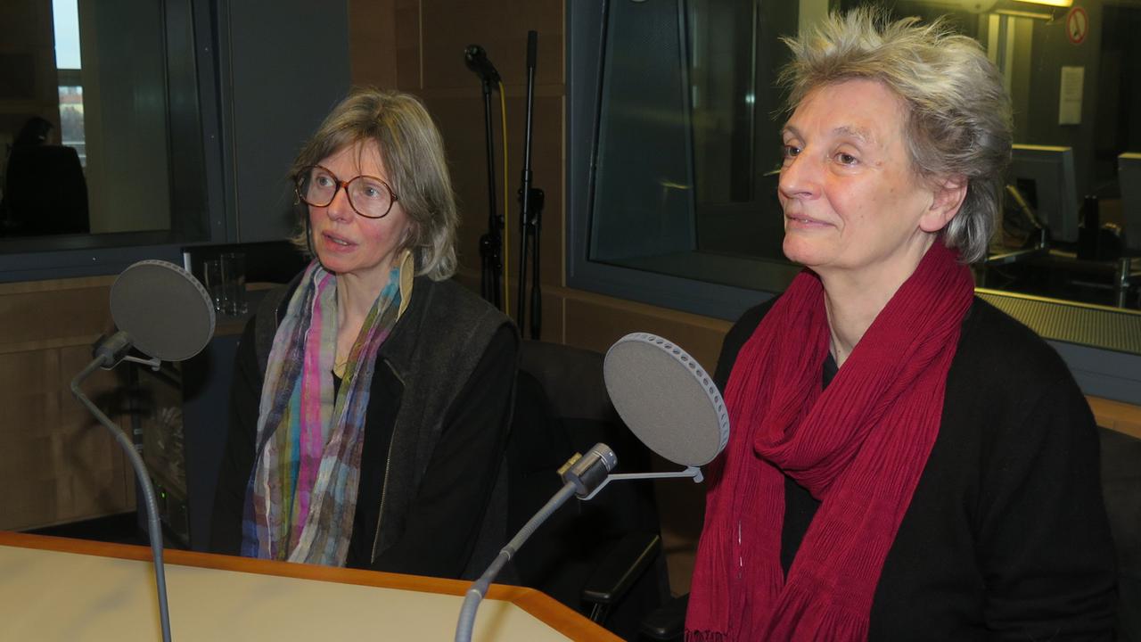 Marion Beckers (links) und Elisabeth Moortgat, Betreiberinnen des "Verborgenen Museums" in Berlin, in der Sendung "Im Gespräch" im Deutschlandradio Kultur