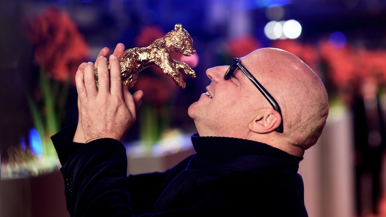 Februar 2016: Preisträger Gianfranco Rosi freut sich über den Goldenen Bär für seinen Film "Fuocoammare".