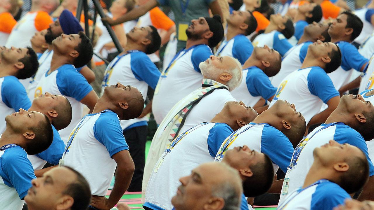 Indiens Premierminister Narendra Modi (Mitte, helle Kleidung) nimmt am Internationalen Yogatag an einem Massenyoga-Training in Chandigarh teil. Indiens Premierminister Narendra Modi (Mitte, helle Kleidung) nimmt am Internationalen Yogatag an einem Massenyoga-Training in Chandigarh teil.