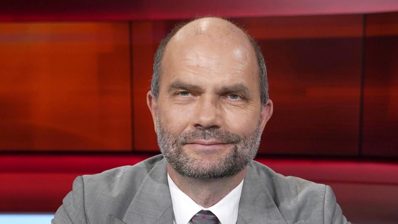 Reinhard Busse in der ARD-Talkshow 'hart aber fair' im Studio Adlershof. Reinhard Busse in der ARD-Talkshow 'hart aber fair' im Studio Adlershof.