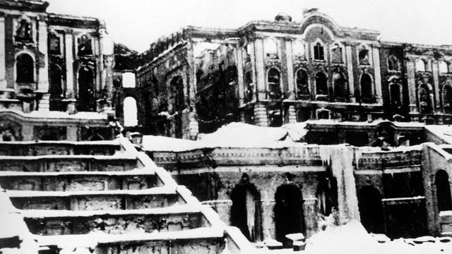 Ein Schwarz-Weiß-Bild mit stark beschädigten Gebäuden in Leningrad im Zweiten Weltkrieg