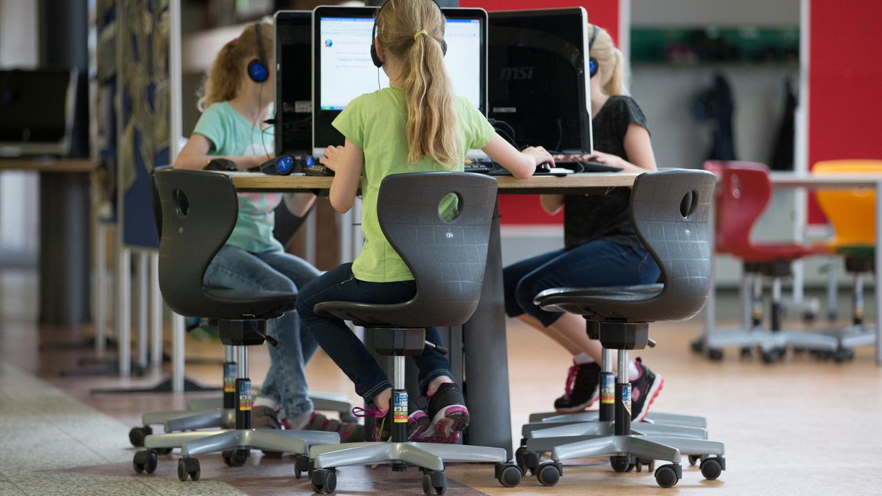Schülerinnen sitzen an einem Computer-Arbeitsplatz in der Grundschule auf dem Süsteresch in Schüttorf / Niedersachen. Die Schule ist Hauptpreisträger beim Deutschen Schulpreis 2016. Schülerinnen sitzen an einem Computer-Arbeitsplatz in der Grundschule auf dem Süsteresch in Schüttorf / Niedersachen. Die Schule ist Hauptpreisträger beim Deutschen Schulpreis 2016.
