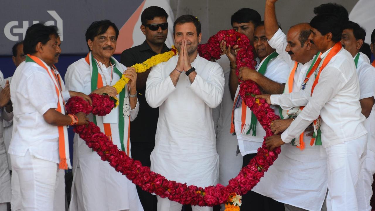 Modis Konkurrent - Rahul Gandhi, Vorsitzender der indischen Kongress-Partei bei einer Wahlkampfveranstaltung in der Nähe von Bardoli. Modis Konkurrent - Rahul Gandhi, Vorsitzender der indischen Kongress-Partei bei einer Wahlkampfveranstaltung in der Nähe von Bardoli.