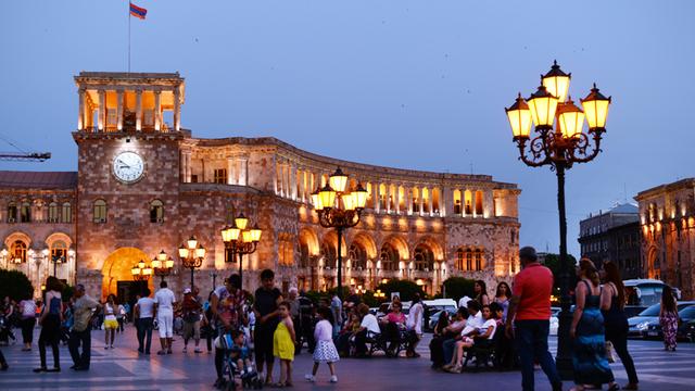 Abendstimmung am Platz der Republik im Zentrum von Jerewan, der Hauptstadt Armeniens