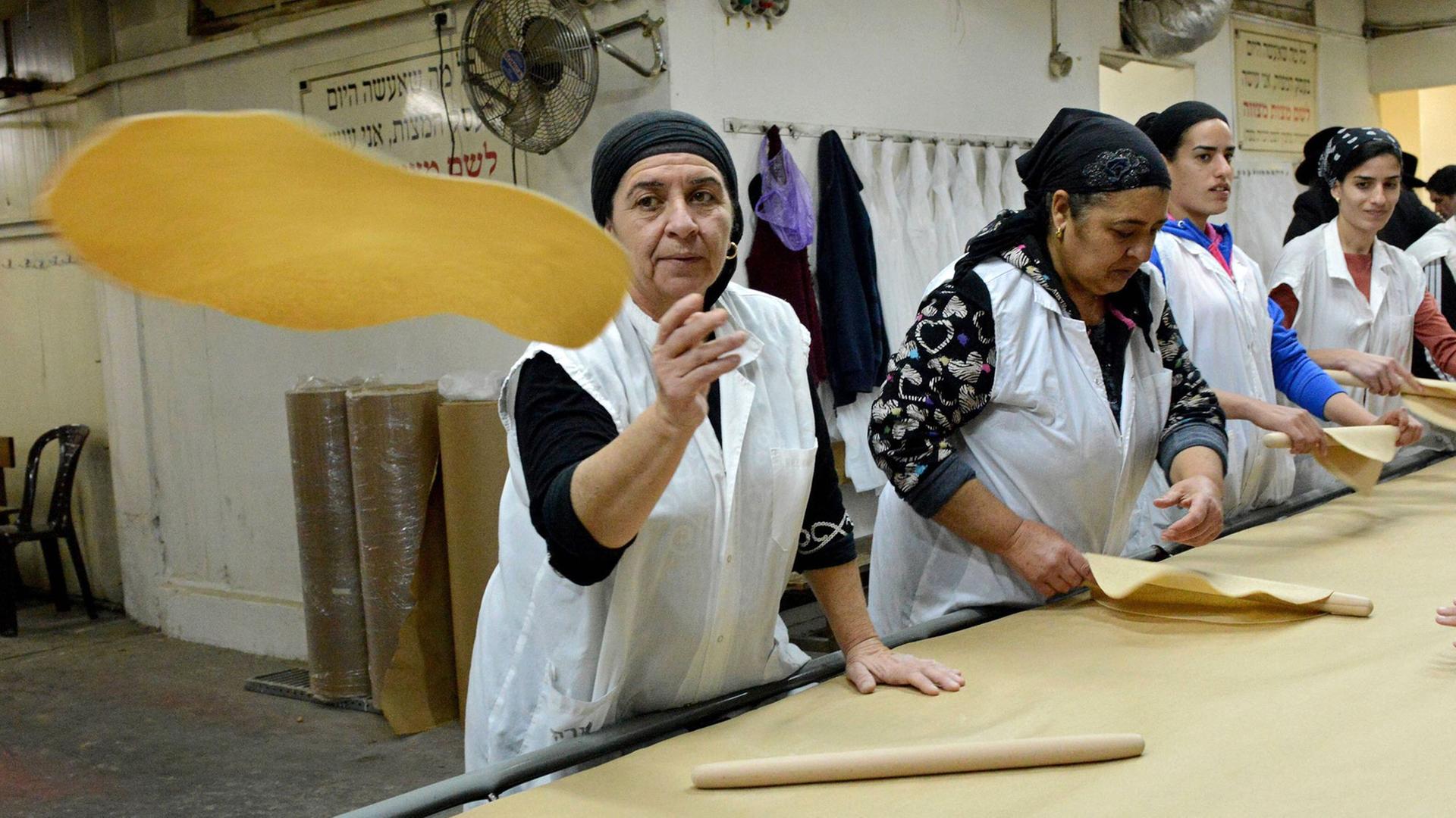 Jüdische Frauen backen zum jüdischen Pessachfest das traditionelle "Maza" Brot. Jüdische Frauen backen zum jüdischen Pessachfest das traditionelle "Maza" Brot.