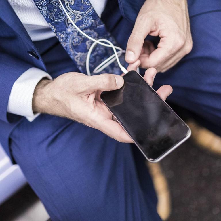 Businessman using smart phone, close up model released Symbolfoto PUBLICATIONxINxGERxSUIxAUTxHUNxONLY GIOF02077