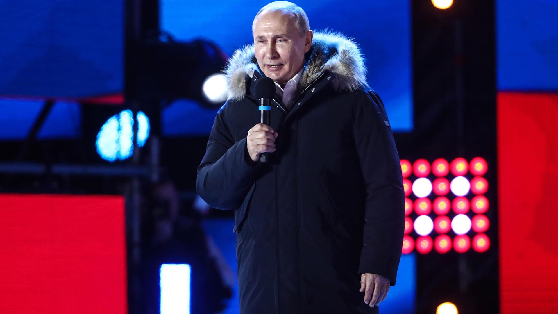 Wladimir Putin spricht nach seinem Erfolg bei der russischen Präsidentschaftswahl zu seinen Anhängern. Wladimir Putin spricht nach seinem Erfolg bei der russischen Präsidentschaftswahl zu seinen Anhängern.