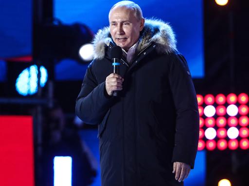 Wladimir Putin spricht nach seinem Erfolg bei der russischen Präsidentschaftswahl zu seinen Anhängern.