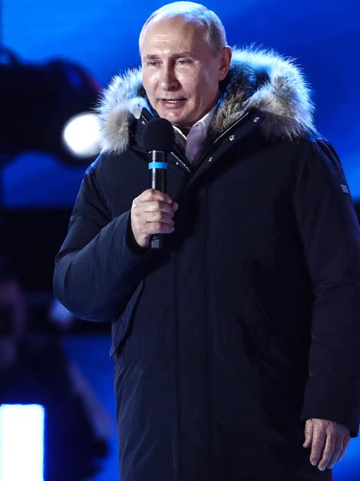 Wladimir Putin spricht nach seinem Erfolg bei der russischen Präsidentschaftswahl zu seinen Anhängern.