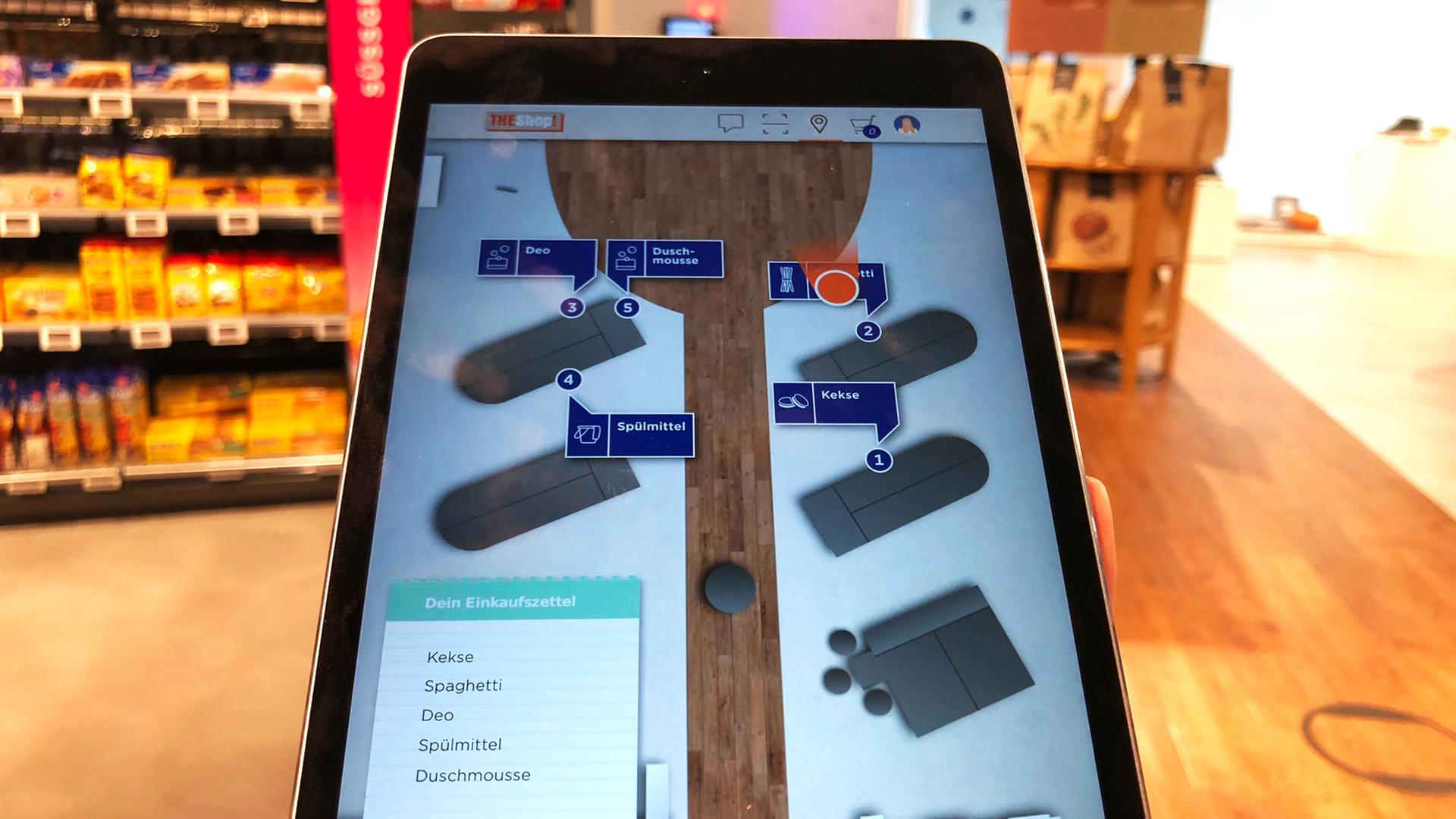 Das Smartphone weist den Weg durch den Supermarkt anhand der Einkaufsliste. Das Smartphone weist den Weg durch den Supermarkt anhand der Einkaufsliste.