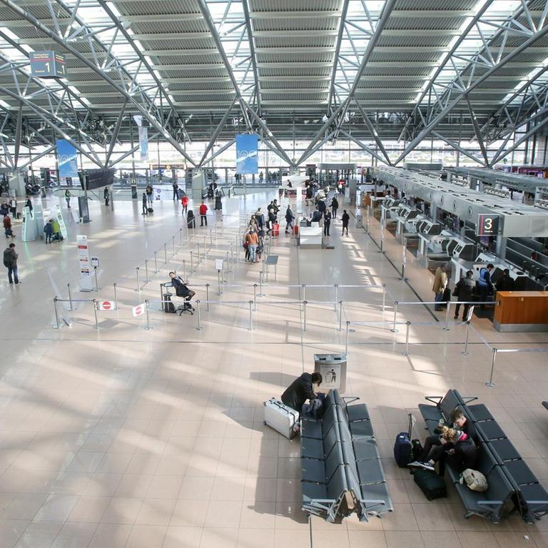 Eine mäßig besuchte Halle im Flughafen Hamburg.