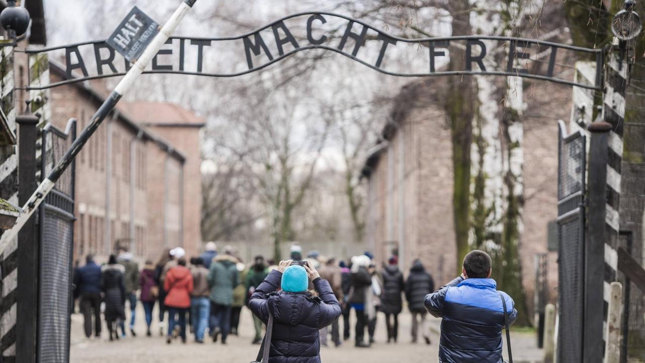 Der Eingang zum ehemaligen Vernichtungslager Auschwitz - über dem Eingang steht "Arbeit macht frei" Der Eingang zum ehemaligen Vernichtungslager Auschwitz - über dem Eingang steht "Arbeit macht frei"