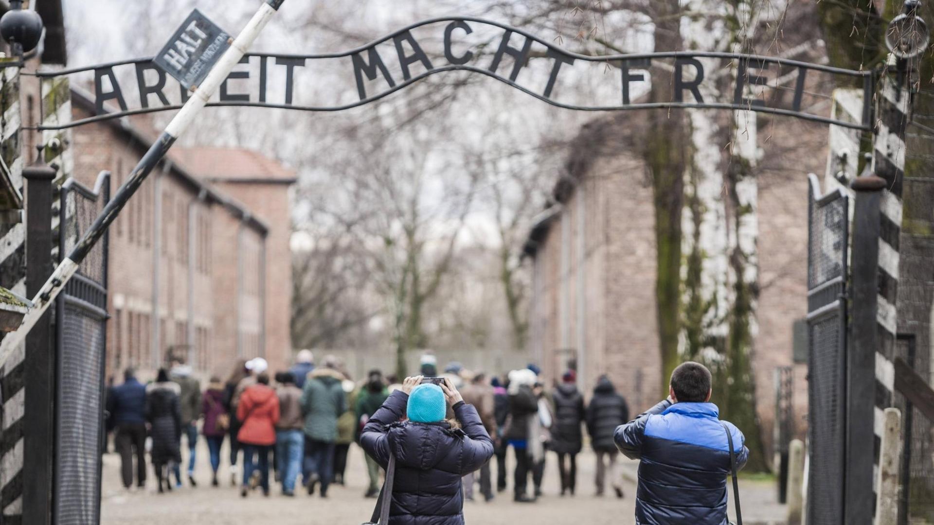Der Eingang zum ehemaligen Vernichtungslager Auschwitz - über dem Eingang steht "Arbeit macht frei"