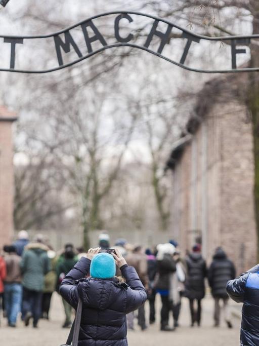 Der Eingang zum ehemaligen Vernichtungslager Auschwitz - über dem Eingang steht "Arbeit macht frei"