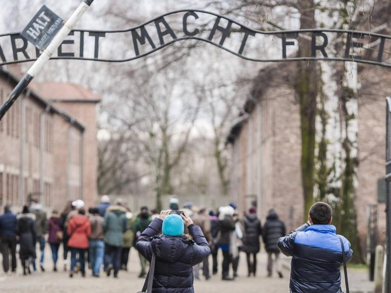 Der Eingang zum ehemaligen Vernichtungslager Auschwitz - über dem Eingang steht "Arbeit macht frei"