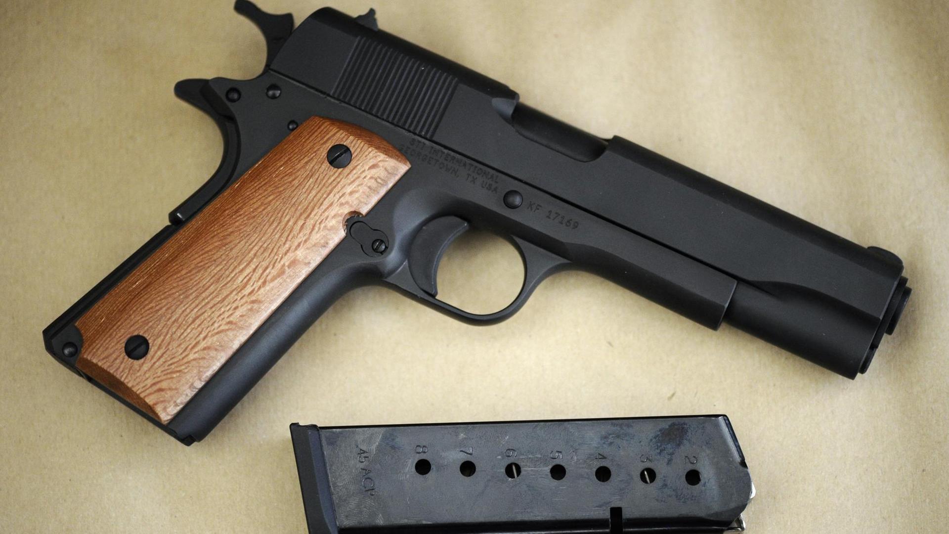 Eine Colt45-Handfeuerwaffe Eine Colt45-Handfeuerwaffe