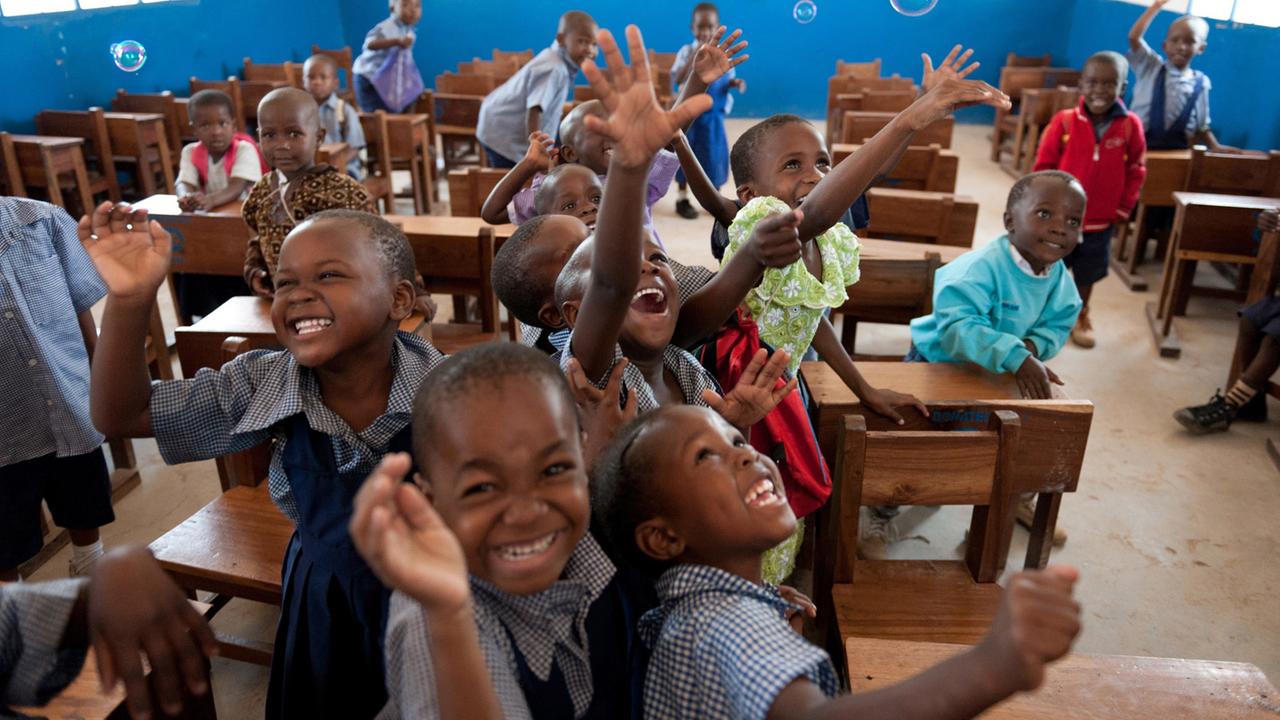 Bildung für Kinder in Tansania: Die Ludete Pre-School in Geita ist ein vom Kinderhilfswerk "Plan International" gefördertes Projekt. Die Kinder erhalten Ausbildung, Schuluniform und Mittagessen.