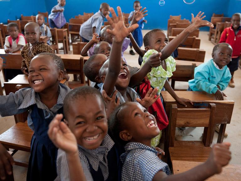 Bildung für Kinder in Tansania: Die Ludete Pre-School in Geita ist ein vom Kinderhilfswerk "Plan International" gefördertes Projekt. Die Kinder erhalten Ausbildung, Schuluniform und Mittagessen.