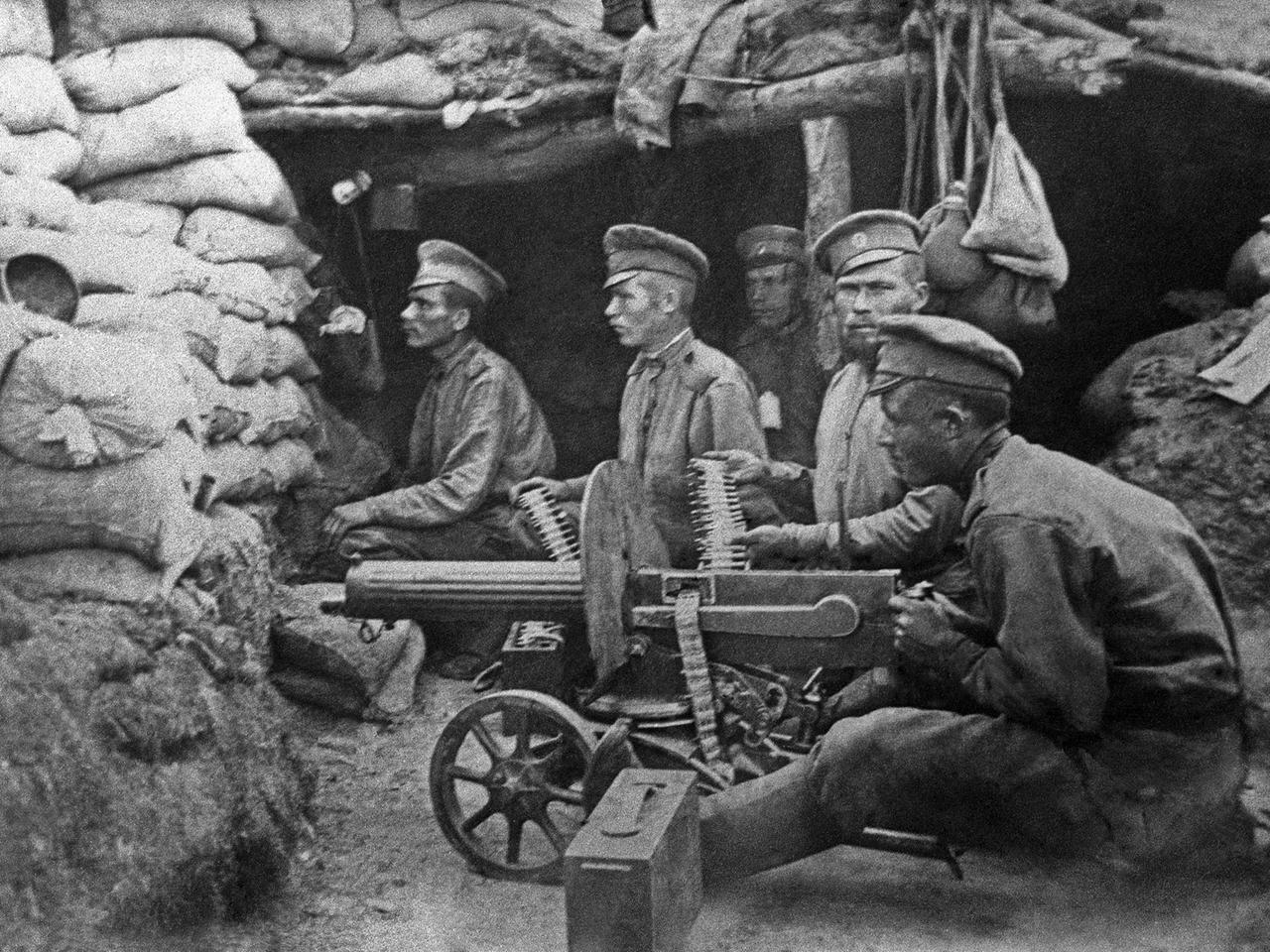 Russische Soldaten sitzen im Schützengraben während des 1. Weltkriegs. Russische Soldaten sitzen im Schützengraben während des 1. Weltkriegs.