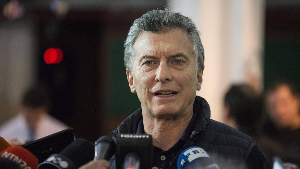 Der argentinische Präsident Mauricio Macri spricht am 22.10.2017 in Buenos Aires, Argentinien, nach seiner Stimmabgabe anlässlich der Parlamentswahl mit Medienvertretern. Der argentinische Präsident Mauricio Macri spricht am 22.10.2017 in Buenos Aires, Argentinien, nach seiner Stimmabgabe anlässlich der Parlamentswahl mit Medienvertretern.