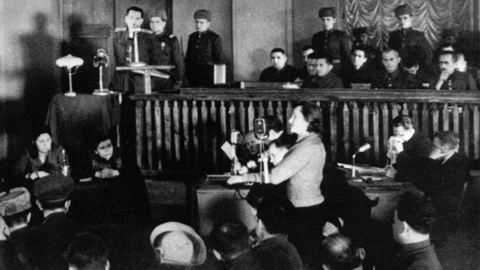 Dina Pronitschewa bei ihrer Zeugenaussage im Kiewer Prozess am 24. Januar 1946, bei dem die verantwortlichen Deutschen, die gefasst worden waren, zum Tod verurteilt wurden.