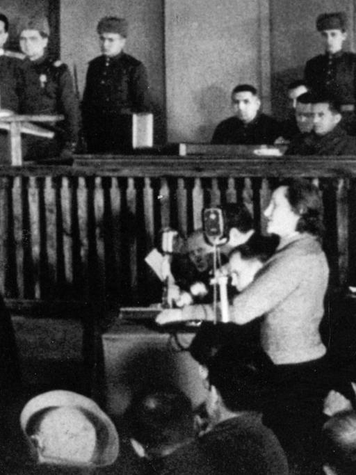 Dina Pronitschewa bei ihrer Zeugenaussage im Kiewer Prozess am 24. Januar 1946, bei dem die verantwortlichen Deutschen, die gefasst worden waren, zum Tod verurteilt wurden.