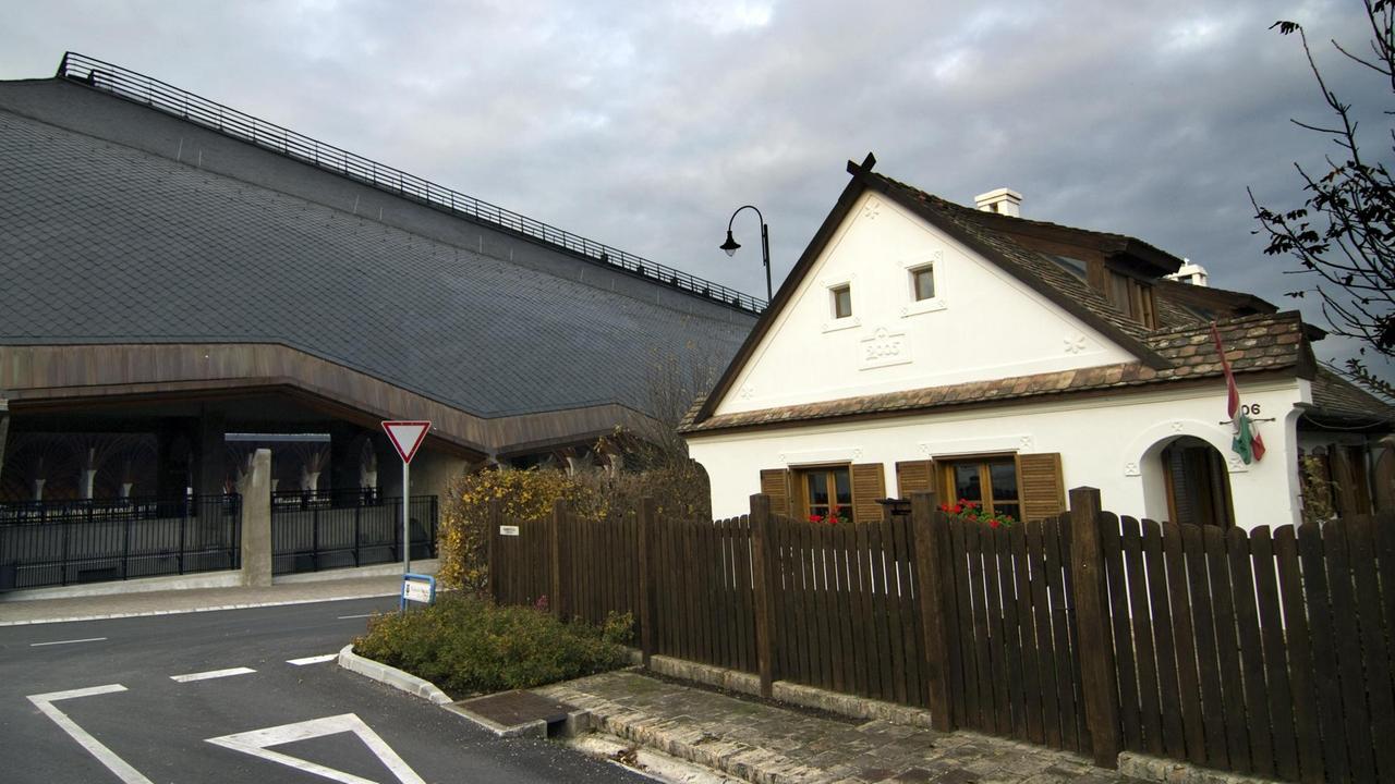 Das Wochenendhaus von Ungarns Ministerpräsident Viktor Orban, steht direkt neben der Pancho Arena in Felcsut. Das Wochenendhaus von Ungarns Ministerpräsident Viktor Orban, steht direkt neben der Pancho Arena in Felcsut.