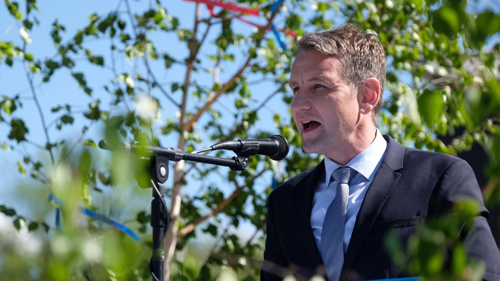 30.04.2018, Sachsen, Zwickau: Björn Höcke, Fraktionsvorsitzender der AfD in Thüringen, spricht auf einer Kundgebung der AfD. 30.04.2018, Sachsen, Zwickau: Björn Höcke, Fraktionsvorsitzender der AfD in Thüringen, spricht auf einer Kundgebung der AfD.