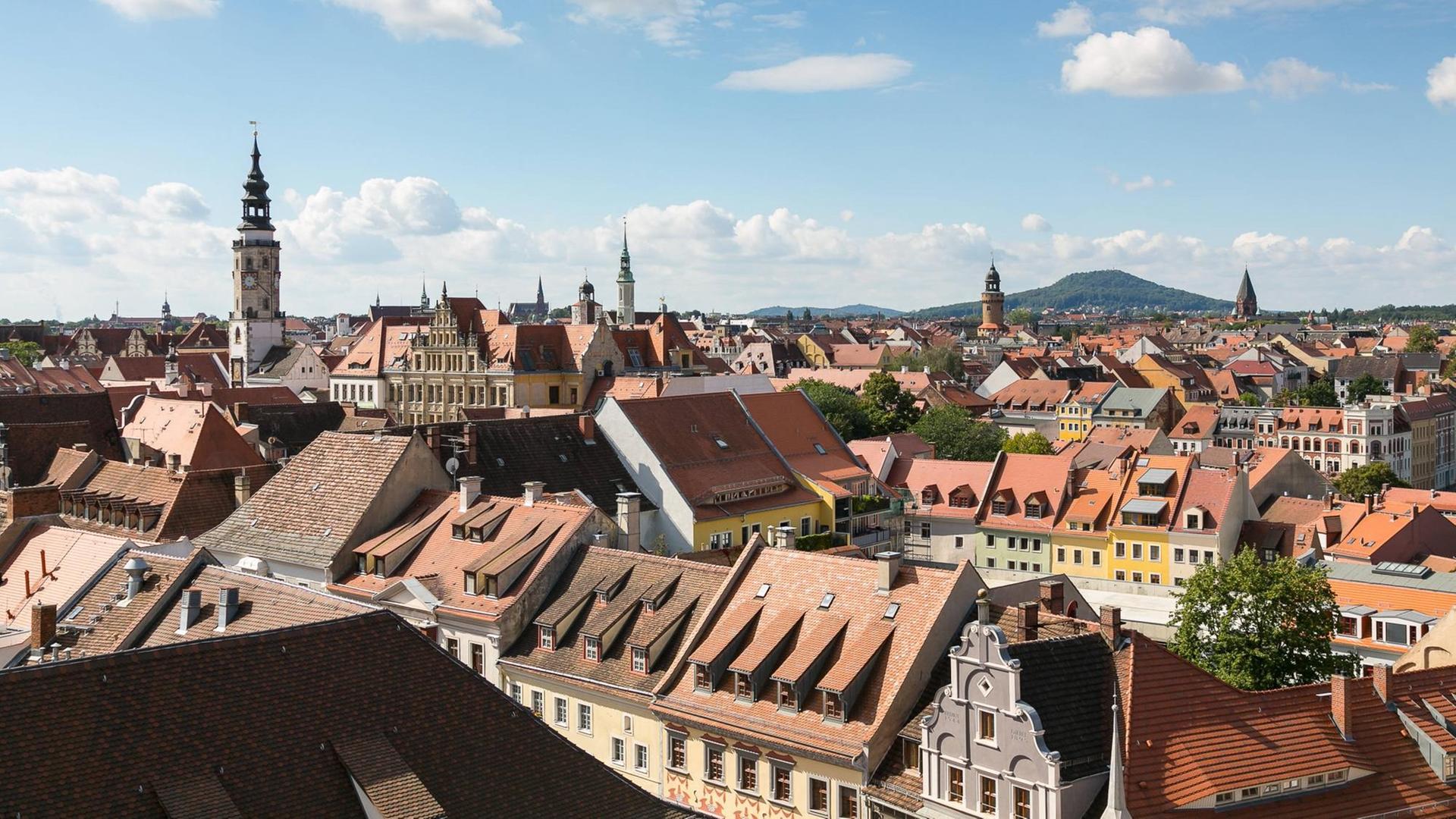 Ausblick von der Kirche St. Peter und Paul nach Südwest mit Rathausturm und Landeskrone, Görlitz, Sachsen. Ausblick von der Kirche St. Peter und Paul nach Südwest mit Rathausturm und Landeskrone, Görlitz, Sachsen.