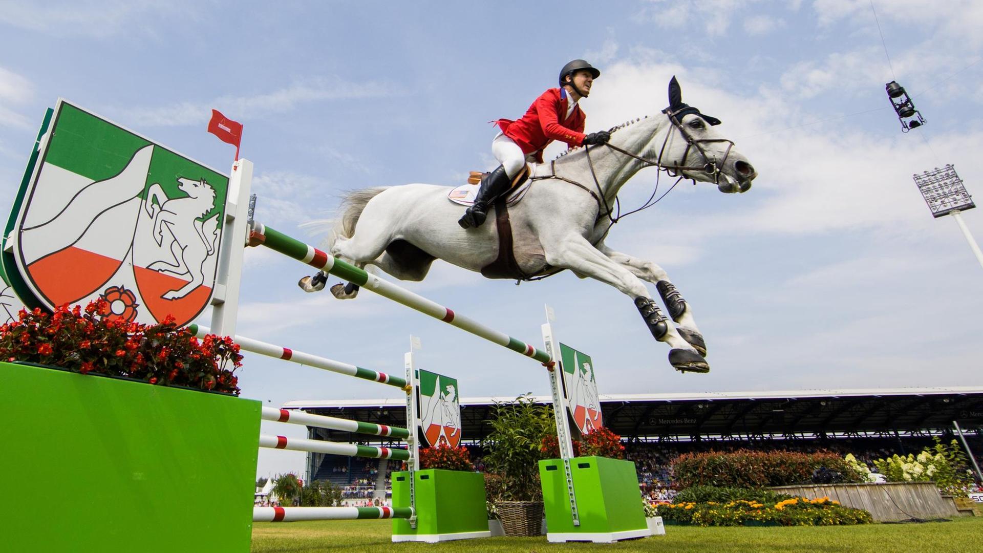Der US-amerikanische Reiter McLain Ward auf dem Pferd Clinta überspringt ein Hindernis. Ward gewann den Preis von Nordrhein-Westfalen.