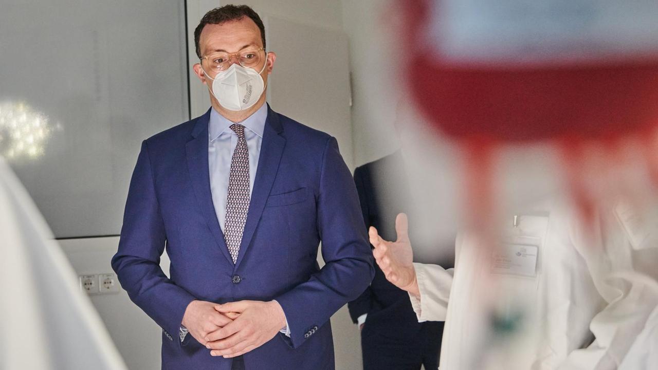 Bundesgesundheitsminister Jens Spahn (CDU) steht hinter einer unechten Blutkonserve an einem high-end Simulator Bundesgesundheitsminister Jens Spahn (CDU) steht hinter einer unechten Blutkonserve an einem high-end Simulator