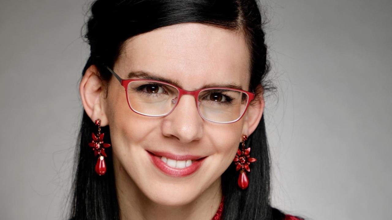 Porträt von Prof. Dr. Mira Sievers, Juniorprofessorin für Islamische Theologie an der Humboldt-Universität zu Berlin. Porträt von Prof. Dr. Mira Sievers, Juniorprofessorin für Islamische Theologie an der Humboldt-Universität zu Berlin.
