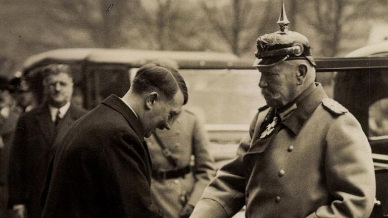 Adolf Hitler und Paul von Hindenburg am 21. März 1933 in Potsdam. Adolf Hitler und Paul von Hindenburg am 21. März 1933 in Potsdam.