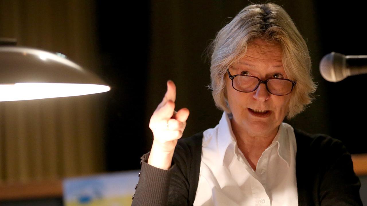 Die Kinder- und Jugendbuchautorin Kirsten Boie liest am 16.11.2012 Grundschülern der Stadtteilschule Wilhelmsburg in Hamburg aus ihrem Buch "King-Kong, das Reiseschwein" vor. Politiker, Künstler oder Autoren lesen am bundesweiten Vorlesetag vor allem in Grundschulen und Kitas Die Kinder- und Jugendbuchautorin Kirsten Boie liest am 16.11.2012 Grundschülern der Stadtteilschule Wilhelmsburg in Hamburg aus ihrem Buch "King-Kong, das Reiseschwein" vor. Politiker, Künstler oder Autoren lesen am bundesweiten Vorlesetag vor allem in Grundschulen und Kitas