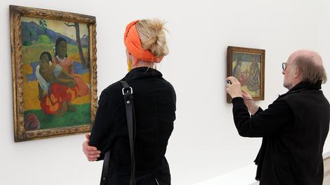 Besucher auf der Ausstellung über das Spätwerk von Paul Gauguin in der Fondation Beyeler bei Basel.