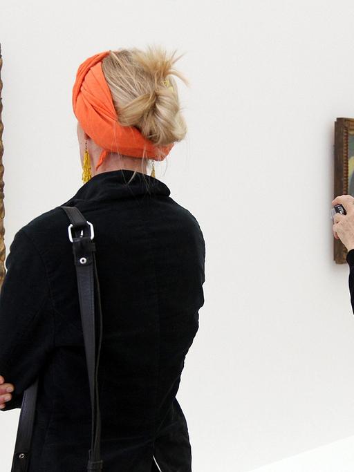 Besucher auf der Ausstellung über das Spätwerk von Paul Gauguin in der Fondation Beyeler bei Basel.