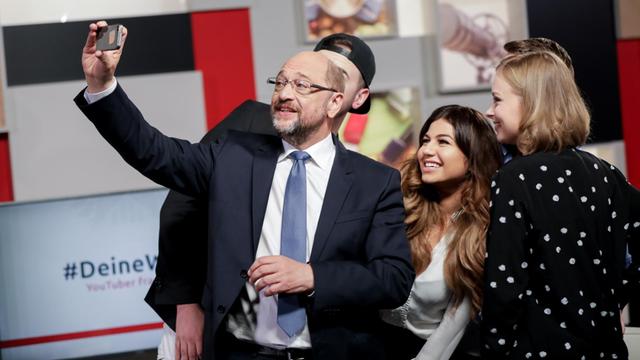 Der SPD-Kanzlerkandidat Martin Schulz, fotografiert sich im YouTube Space Berlin nach dem Interview für "#DeineWahl" mit den YouTubern Nihan Sen (M) und Lisa Sophie (r) im Studio.