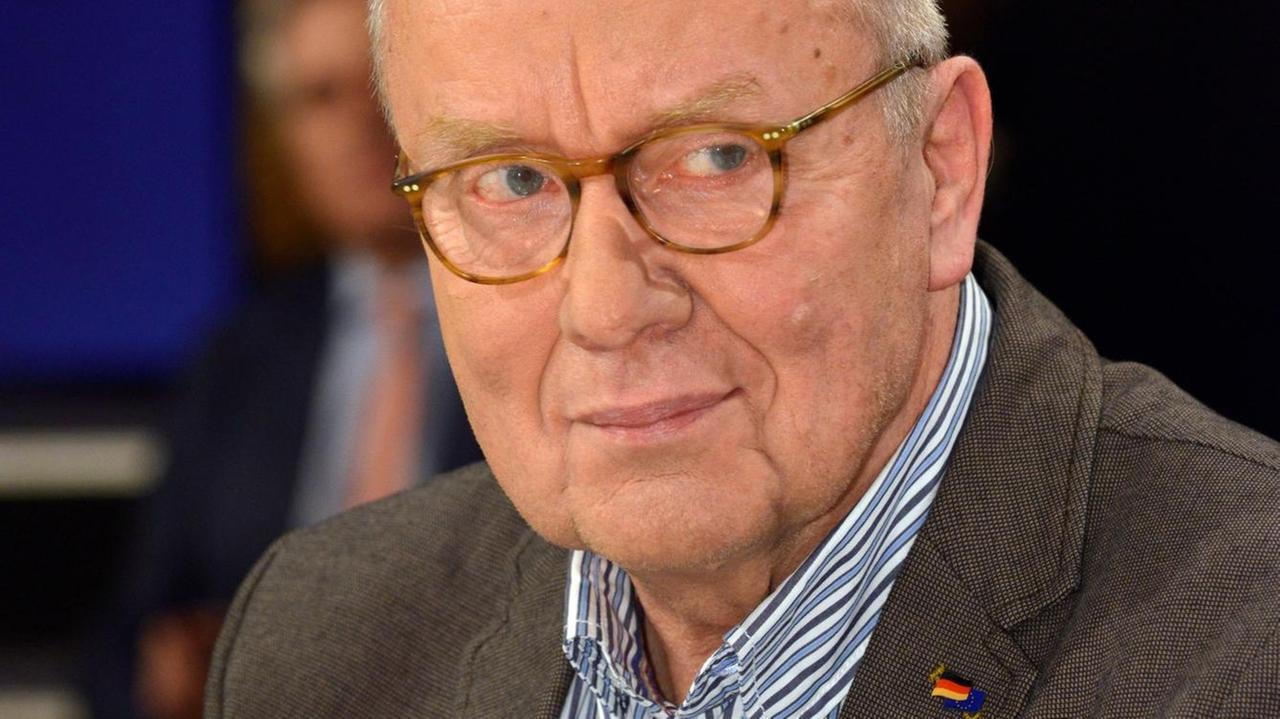 Porträtaufnahme von Ruprecht Polenz im ZDF-Hauptstadtstudio. Porträtaufnahme von Ruprecht Polenz im ZDF-Hauptstadtstudio.