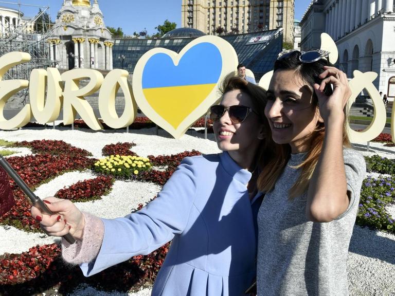 Frauen machen ein Selfie vor dem Eurovision Song Contest Logo auf dem Maidan in Kiew.